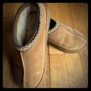 Men’s Uggs Tasman slippers, size 4